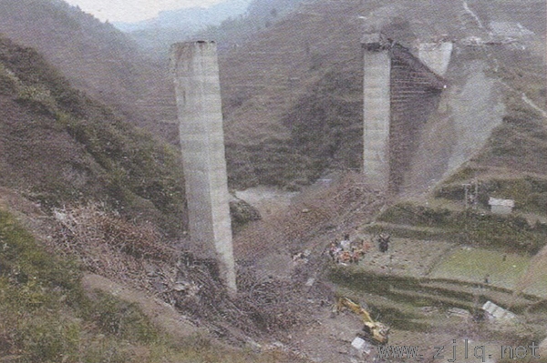 施工中（zhōng）貴開路小尖山大橋跨踏