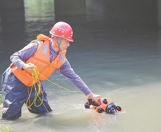 四川成都利用水下機（jī）器人對（duì）橋梁進行檢測