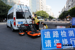 四川南充：道路病害綜（zōng）合檢測車上（shàng）路（lù），給城市道路做“CT”